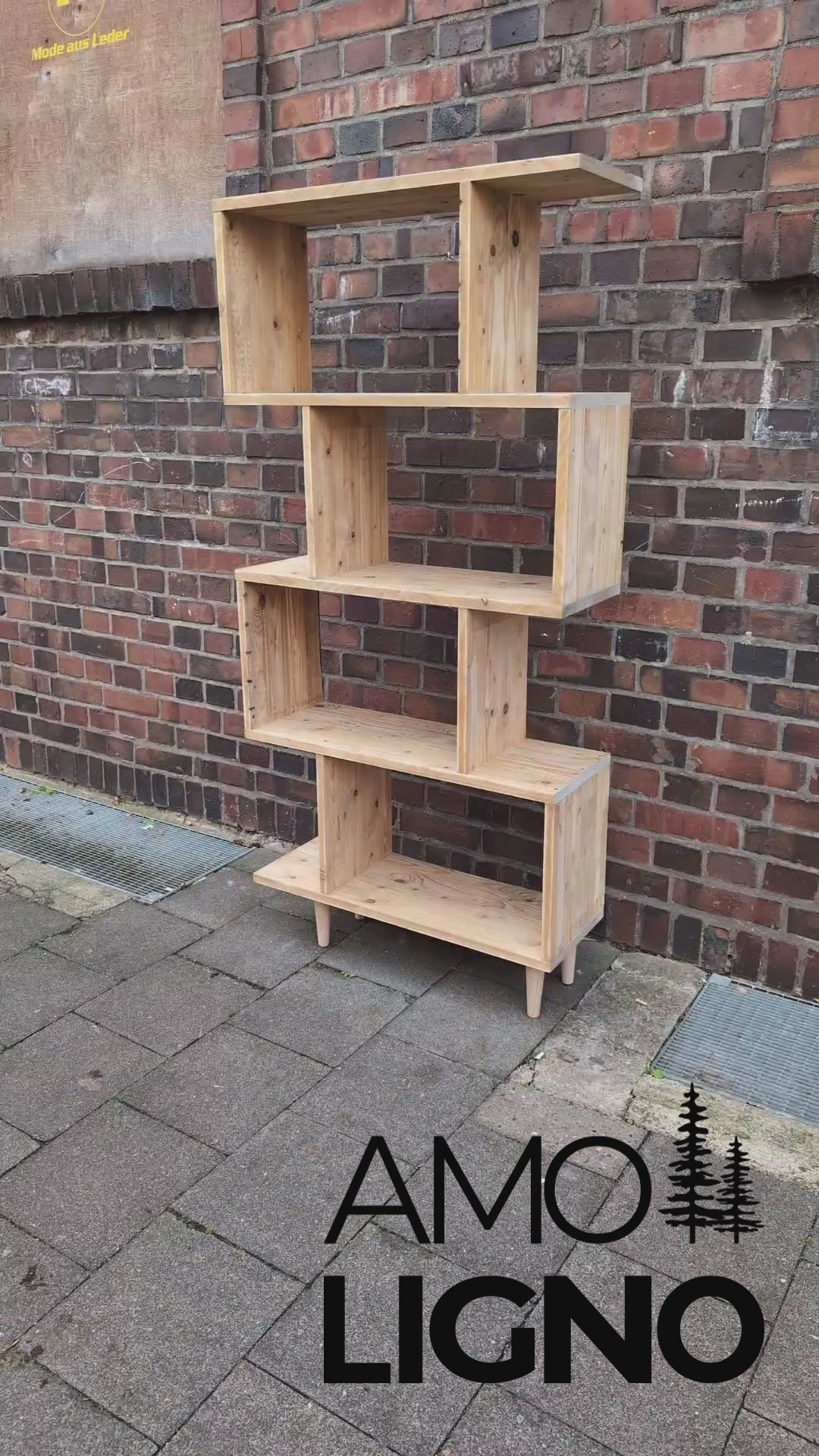 Video zeigt das Standregal aus verschiedenen Blickwinkeln während einer Kamerafahrt. Die Aufnahmen verdeutlichen das minimalistische, robuste Design und die Vielseitigkeit des Regals, das sich nahtlos in verschiedene Raumkonfigurationen integrieren lässt.