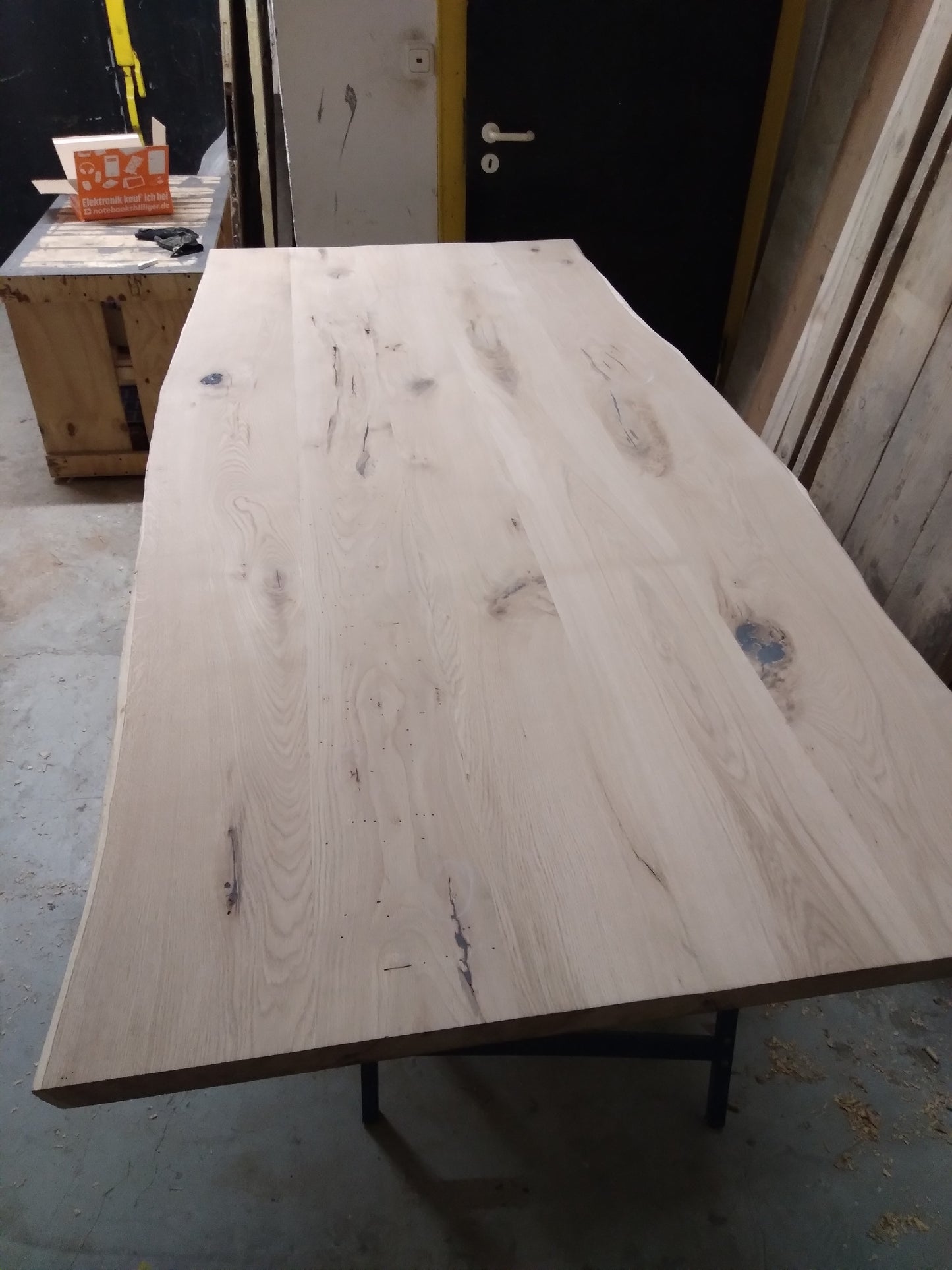 Aktion 25%: Handgefertigte Massivholz-Tischplatte „TIPLA 01“ aus Wurmeiche, mit Waldkante , sofort lieferbar